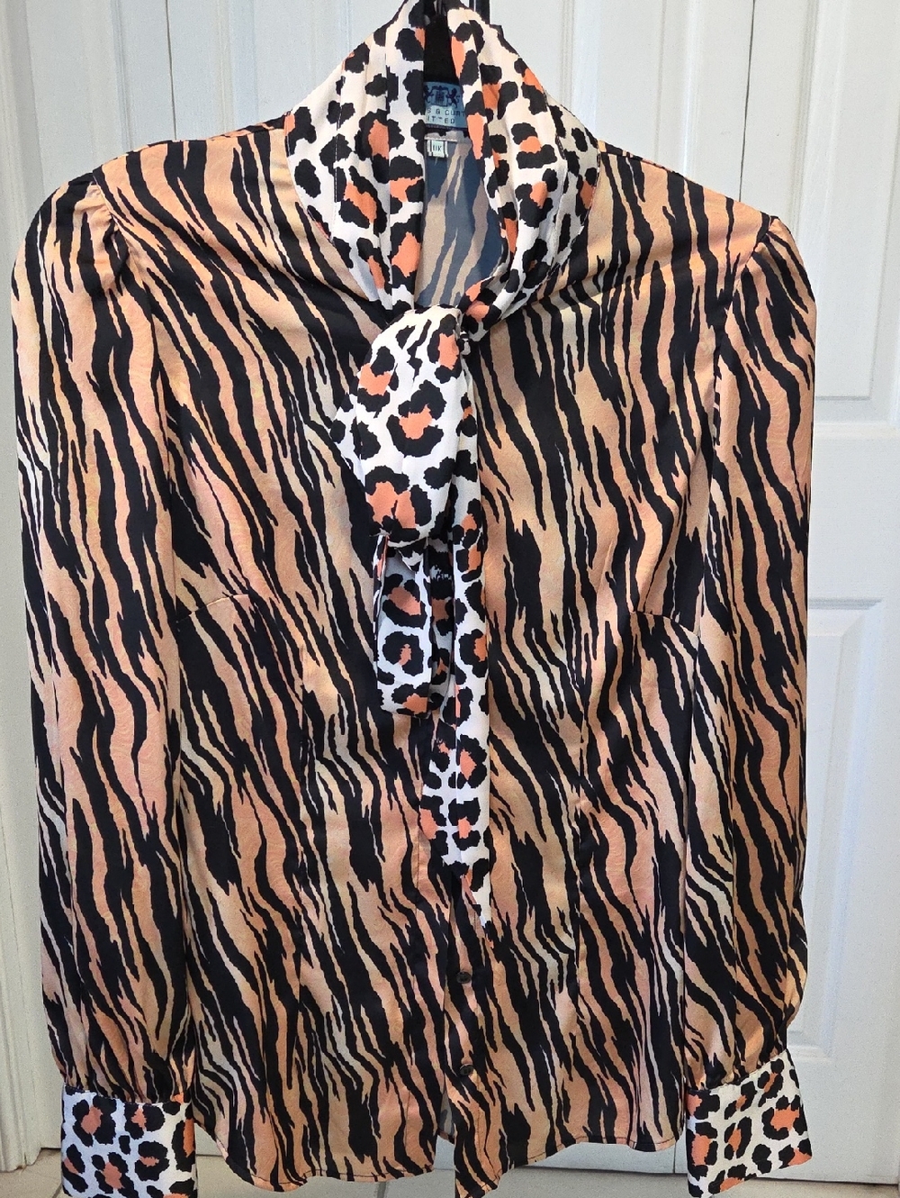 Sz 6 Hawes & Curtis - Women's Animal Print Tie-Neck Blouse - Black & Peach